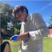 Estudiante de 4º de Medicina imparte clases a niños de primaria y secundaria